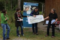 Das Kommunikationsprojekt Besucherlenkung im Naturpark wird von Rolf Eberhardt (2.v.re.) interaktiv vorgestellt. Unterstützung bekommt er durch Dr. Sabine Weizenegger und Julia Empter-Heerwart (Geschäftsstelle) sowie Vorsitzenden Bgm. Theo Haslach